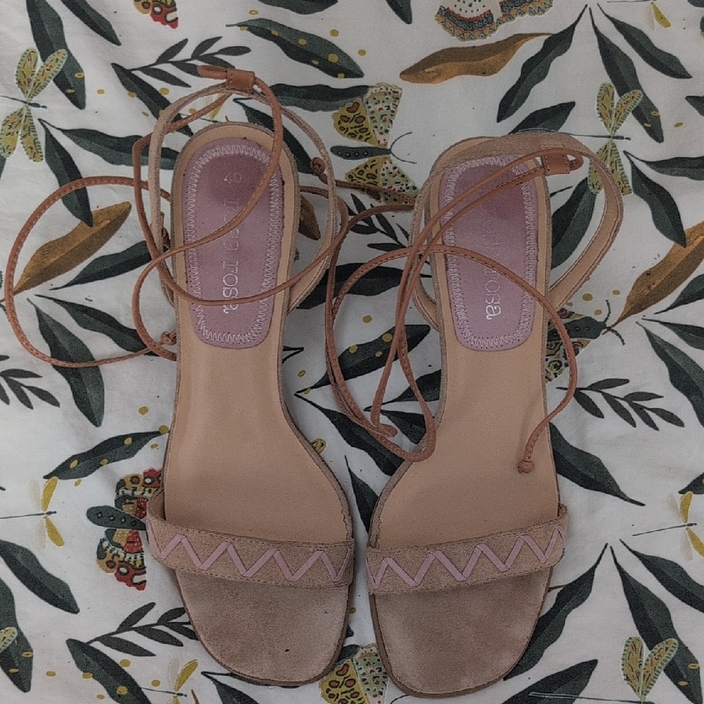 Elegant Tan Sandals with Pink Accents